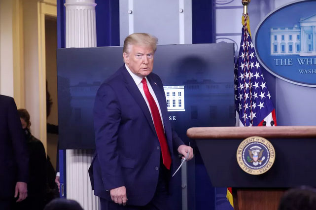 Após ter posts marcados como duvidosos pelo Twitter, Trump diz que vai 'regular ou fechar' mídias sociais